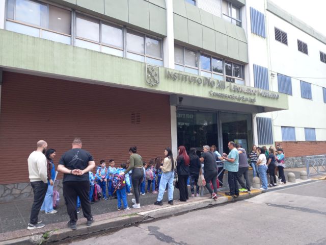 Los chicos del jardín y sus familias llegan al Instituto Pío XII