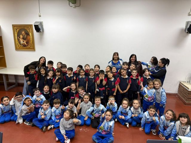 Los chicos del jardín y los del colegio, con sus docentes