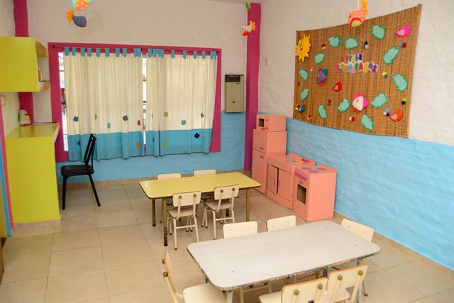 Sala celeste del jardín, luminosa y con mesas bajas