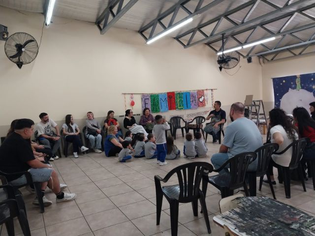 Familias y chicos en ronda con el pintor
