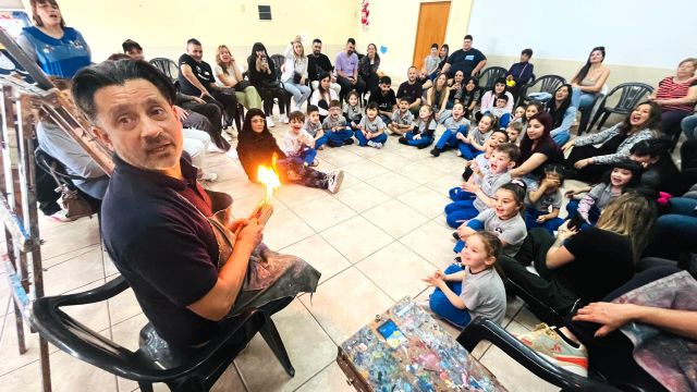 El pintor, con las familias y los chicos en ronda