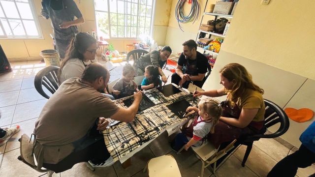 Familias y chicos pintando en una mesa