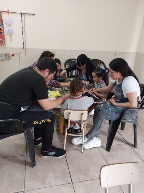 Familias y chicos pintando juntos