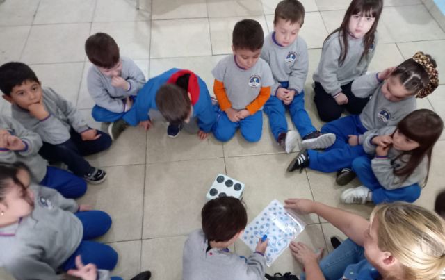 Juegos matemáticos en sala de 4, con un dado gigante