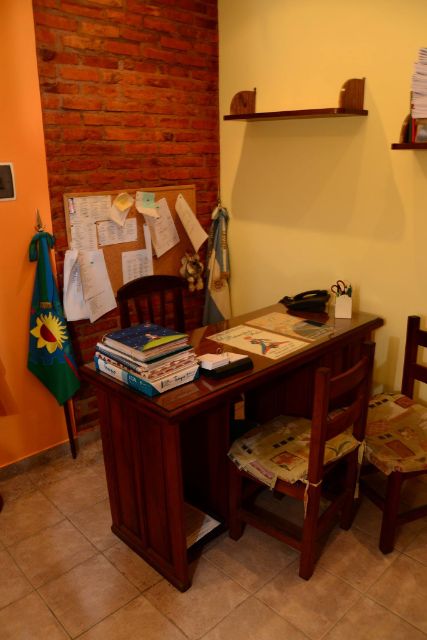 Escritorio de la dirección del jardín, con el teléfono, la cartelera de avisos y los cuadernos