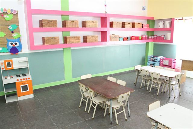 Sala roja, con estantes de materiales y mesas de trabajo