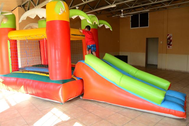 Inflable con tobogán en el SUM